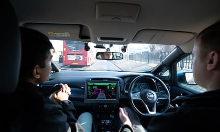 Une Nissan Leaf roule sur la voie publique à Woolwich, dans le sud-est de Londres, lors d'un essai de voitures autonomes.