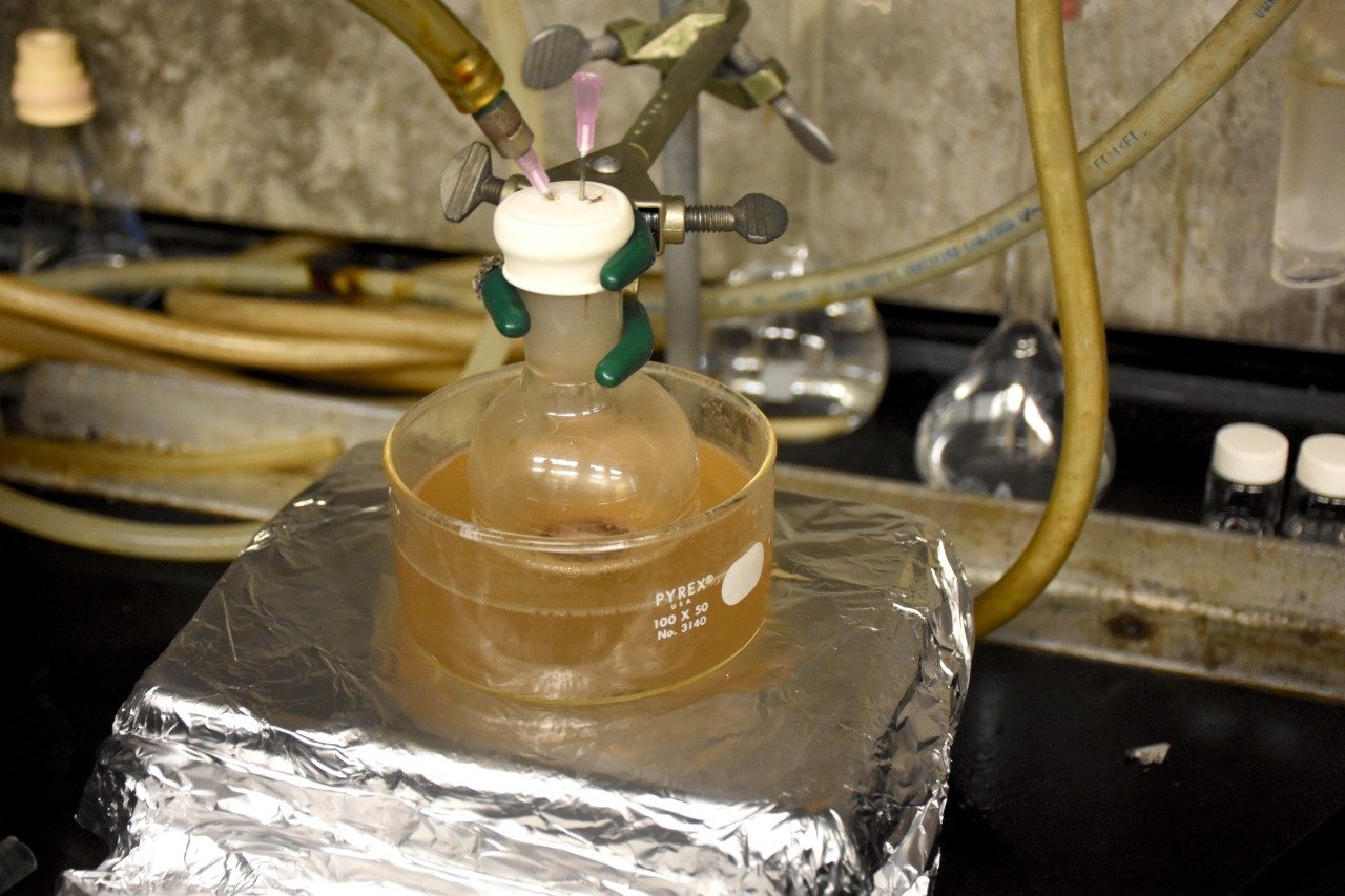 Un ballon rempli de cires générées à partir de déchets de polyéthylène et de polypropylène est chauffé dans un bain d'huile