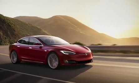 Tesla sur une route spectaculaire