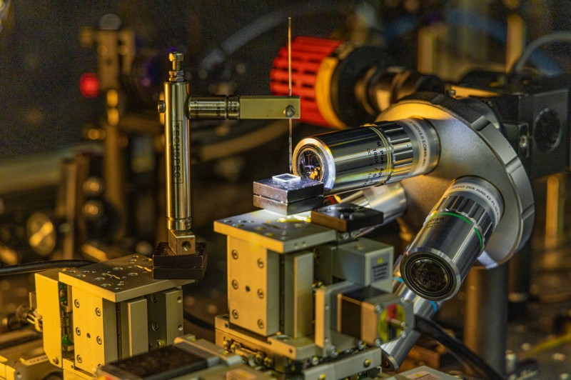 Imprimante 3D nanophotonique utilisée pour la fabrication de réseaux de diffraction pour les écrans avancés