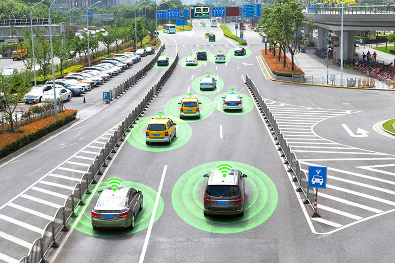 Voiture intelligente (HUD) et véhicule autonome en mode de conduite autonome sur la route métropolitaine avec signal de capteur graphique.